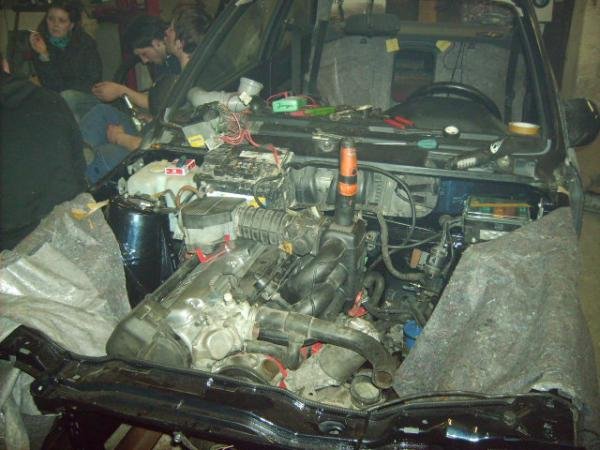 Endlich drinnen das ding, nach testlauf gleich vor den Werkstattofen Eindrücke verarbeiten und Bier dringa