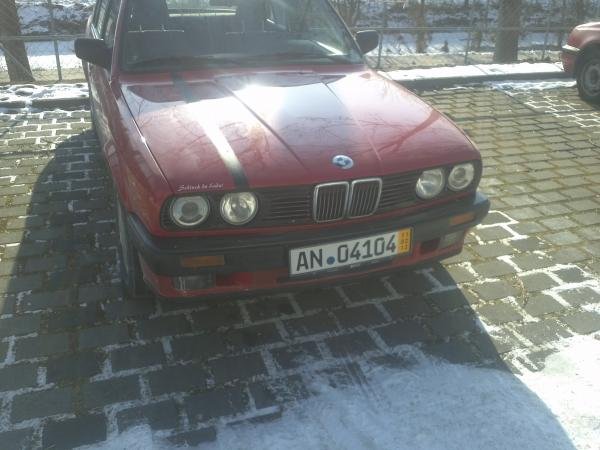 Sie hat wohl einen kleinen Fetisch (was den Latexrennstreifen auf ihrer Haube erklärt)