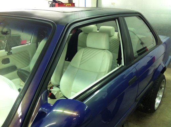 weiß-belederte E36-Sportsitze inkl Rücksitzbank