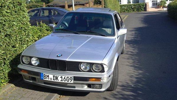 kurz nach dem klatscher mit der b klasse. mein schaden sehr überschaubar. die b klasse hatte einen schaden im 5 stelligen bereich