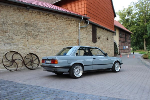 Basaltblauer 318i