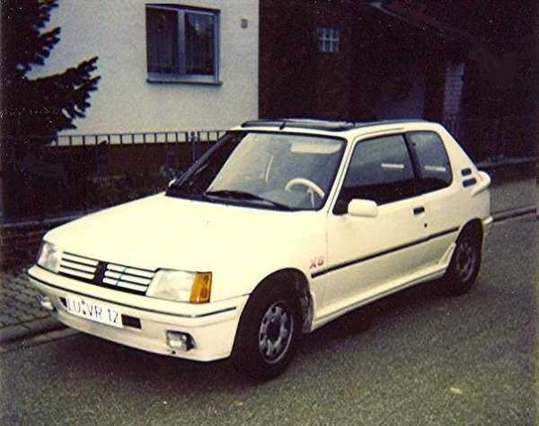 205 front  -  Peugot 205 XS Doppelvergaser 80 PS Bj. 1988 als Neuwagen gekauft<br>(gefahren bis 1993)<br><br>Spoiler Schweller Schürze, Glasschiebedach, Lederlankrad weiss