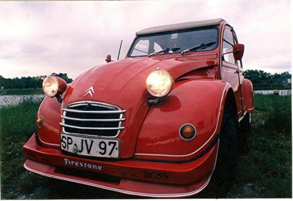 2 CV  BJ. 1977 aus 1. Hand 1980 gekauft und bis 1984 gefahren, Umbau mit GFK Spoiler und Kofferraumvergrößerung als Flosse, weisses Dach neu gekauft. VW Käfer ChromBlinker auf den vorderen Kotflügeln hatte mir der TÜV damals abgelehnt. Beson
