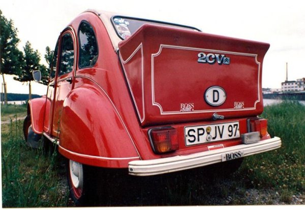 2 CV  BJ. 1977 aus 1. Hand 1980 gekauft und bis 1984 gefahren, Umbau mit GFK Spoiler und Kofferraumvergrößerung als Flosse, weisses Dach neu gekauft. VW Käfer ChromBlinker auf den vorderen Kotflügeln hatte mir der TÜV damals abgelehnt.  Beso