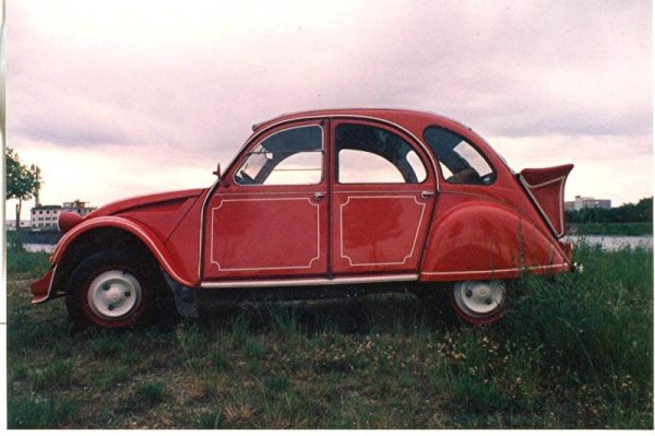2 CV  BJ. 1977 aus 1. Hand 1980 gekauft und bis 1984 gefahren, Umbau mit GFK Spoiler und Kofferraumvergrößerung als Flosse, weisses Dach neu gekauft. VW Käfer ChromBlinker auf den vorderen Kotflügeln hatte mir der TÜV damals abgelehnt.  Beso