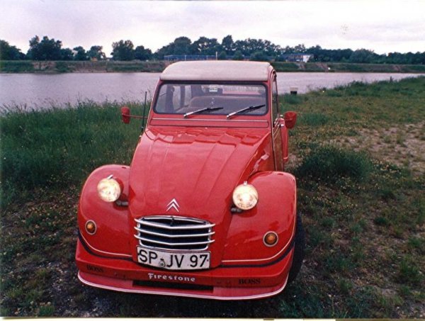 2 CV  BJ. 1977 aus 1. Hand 1980 gekauft und bis 1984 gefahren, Umbau mit GFK Spoiler und Kofferraumvergrößerung als Flosse, weisses Dach neu gekauft. VW Käfer ChromBlinker auf den vorderen Kotflügeln hatte mir der TÜV damals abgelehnt.  Beso