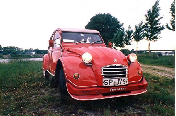 2 CV  BJ. 1977 aus 1. Hand 1980 gekauft und bis 1984 gefahren, Umbau mit GFK Spoiler und Kofferraumvergrößerung als Flosse, weisses Dach neu gekauft.2 CV  BJ. 1977 aus 1. Hand 1980 gekauft und bis 1984 gefahren, Umbau mit GFK Spoiler und Koffer