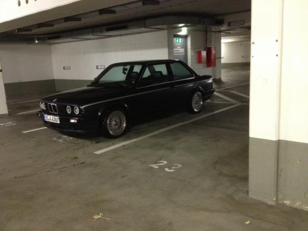 frisch mit neuen TÜV ,Felgen und neue Federn 30mm tiefer von Eibach eingetragen überlege noch meine IS-Lippe dran zu machen die bei mir in der Garage liegt ;)