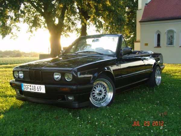 Sind schon ein bisschen älter da war das Fahrwerk noch neu mittlerweile ist das auto tiefer...