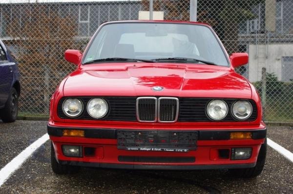 Bilder vom Kauftag im Januar 2013 beim BMW Vertragshändler- Daten: Bj. 7/92. Brilliantrot. 189000 KM bei Kauf. 1 Vorbesitzer. Absolut rostfrei. Innen wie neu. 100 original. Alle Inspektionen wurden bei dem selben BMW Vertragshändler gemacht. Letzter Zah