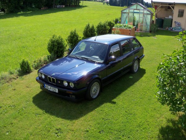 Royalblauer 325i Touring auf dem Heimischen Rasen