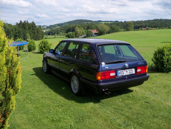 Royalblauer 325i Touring auf dem Heimischen Rasen