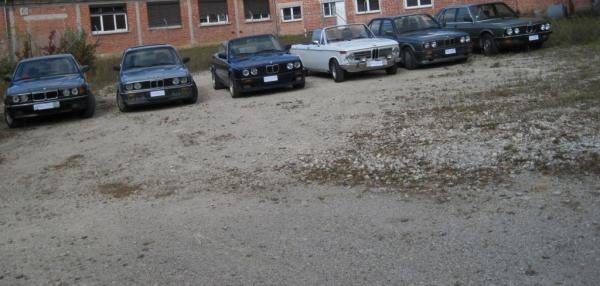 Von Links nach rechts: BMW 750iL  BMW 325iX, BMW 320i Cabrio, BMW 2002 Vollcabrio, BMW 325i, BMW 520i
