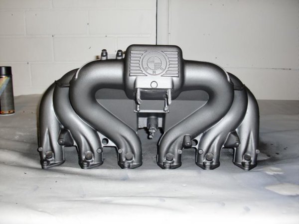 Ansaugbrücke in anthrazit.Ventildeckel,LMM und Drosselklappe wurden ebenfalls in anthrazit lackiert.