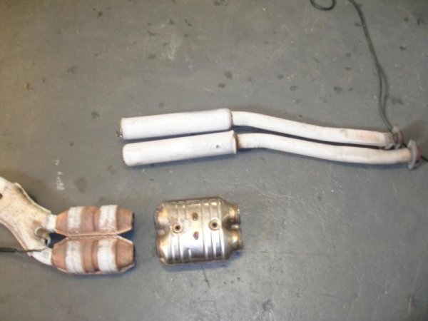 Die Cherry-Bombs werden gegen den S50-Mittelschalldämpfer getauscht.