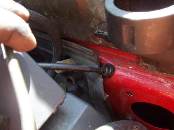 austritt gaszug spritzwand<br><br>der gaszug kommt nun oberhalb des alten bkv anschlusses raus.