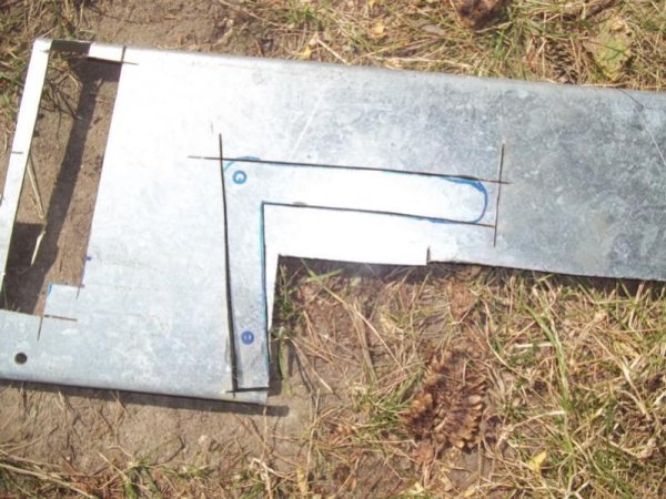 grober ausschnitt gas umlenkung<br><br>das teil wurde 2 mal ausgeschnitten (doppelt genommen und verschweißt) um ausreichende stabilität zu bekommen.