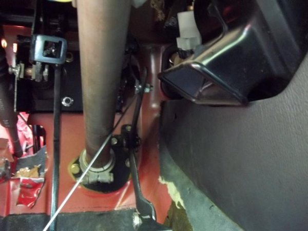 umlenkung gasbetät2<br><br>hier die fertige,montierte umlenkung.<br>der "gaszug" ist ein starker Kupplungszug von irgendeinem Roller oder Mofa:-)