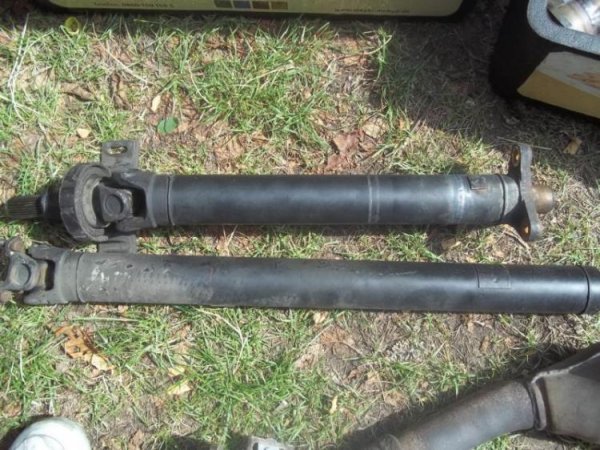 die gekürzte kardanwelle mit dem großen flansch