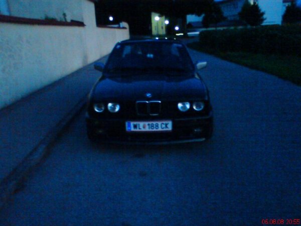Ein schwarzer E30 schaut in der Dämmerung einfach geil aus.