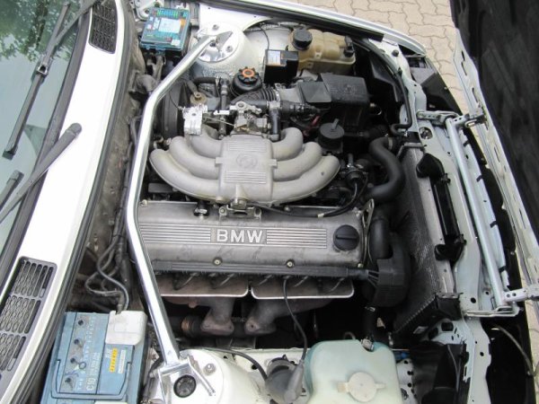 Motorraum vor dem Trockeneisstrahlen.