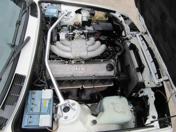 Motorraum nach dem Trockeneisstrahlen.