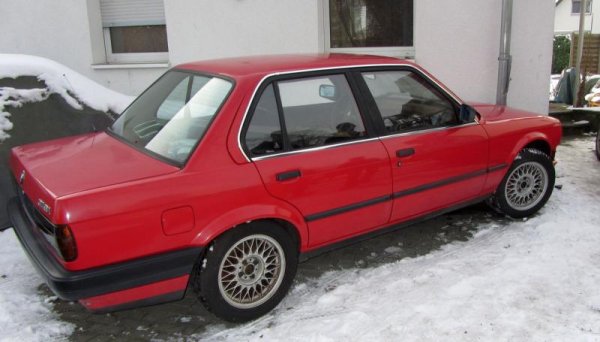 Das isser, zum Glück quasi rostfrei bis auf kleine Oberflächliche Stellen. Da isser Innen schon leer aber noch beim Vorbesitzer.