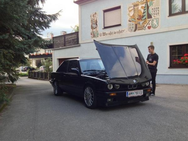 Übergabe, mit einem Freund im Hintergrund