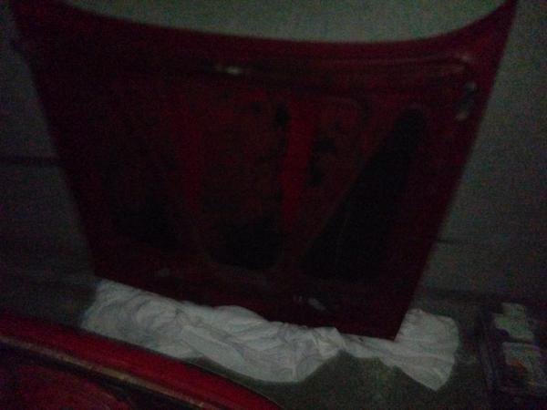 Motorhaube in ausgebautem zustand