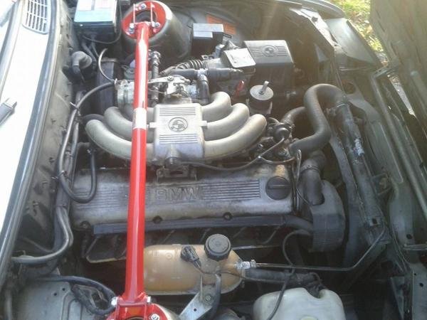 Neue Domstrebe. Lackierter Ventildeckel muss noch eingebaut werden. Ansaugbrücke wird noch Lackiert