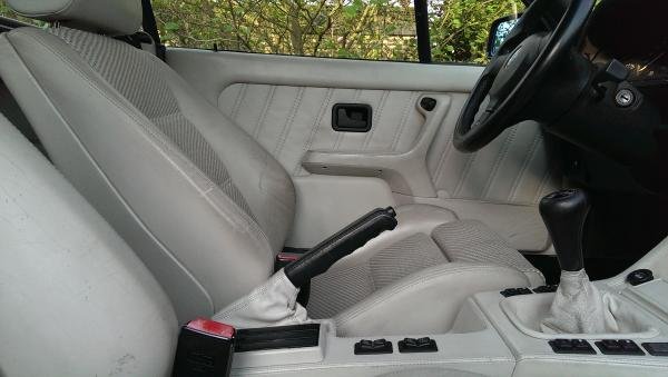 IMAG0088[1] Orginale Motorsport Ledervollausstatung mit etwas Patina in Lotusweis.<br>Besonderheiten sind die in Ledereingefassten Türverkleidungen, sowie die Mittelkonsole und die Sitzflächen mit den eingewebten Lederstreifen (hab dazu mal den Begriff