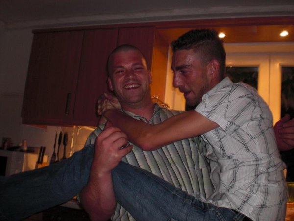 Zur Abwechslung schau ich jetzt grad mal blöd drein und er macht keine Fratze, weil er noch nicht gecheckt hat, dass ein Foto gemacht wird :-D