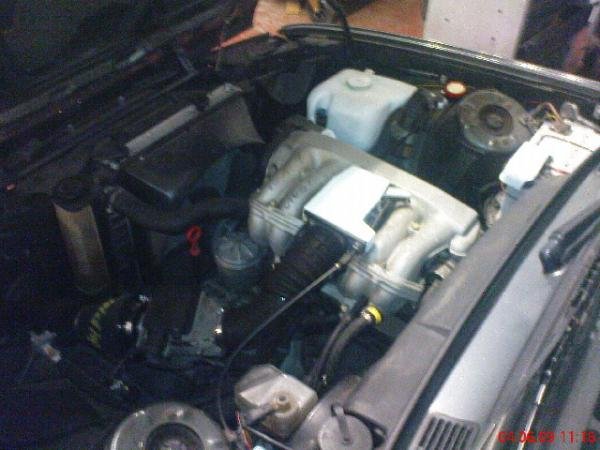 Motorraum Bischen Weiß.