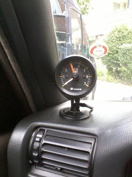 Drehzahlmesser nachgerüstet von vorbesitzern da serienmässig Uhr verbaut ist statt diesem