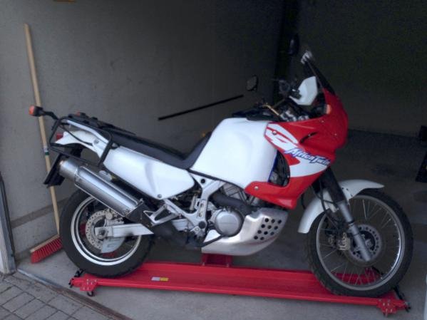 Honda XRV750 Africa Twin, Baujahr 2001 (Tank und Seitenabdeckungen weiß lackiert für DRK-Einsatz)