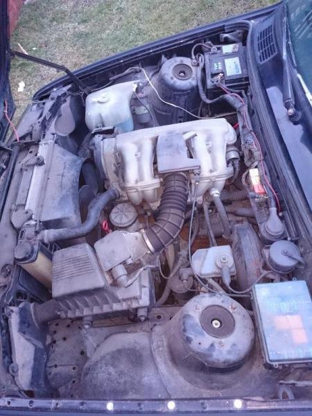 Motorraum mit M40 , wird ziehmlich zum Schluss gegen einen stärkeren motor getauscht ( M52B28 oder so )