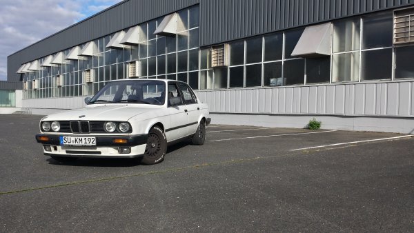 E30 vor Lagerhalle