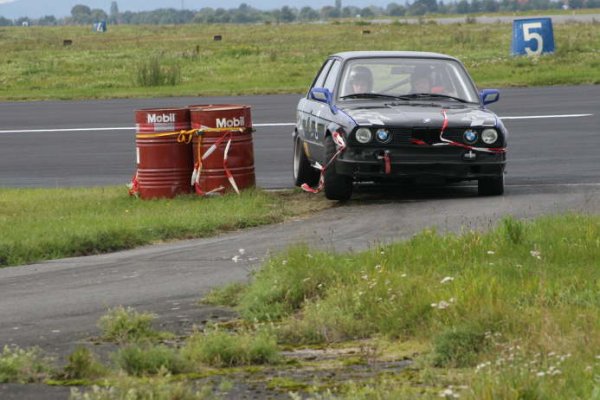 Wunstorf auch noch 325i.....leider stand da eine Bremsschikane mit Fässern im weg!