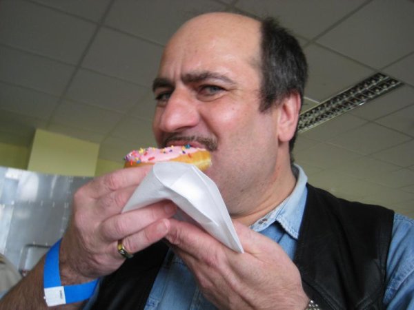 Vor dem Rosinenbomber Flug muß Männe schnell noch spachteln