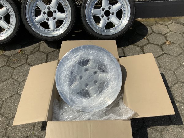 BBB50B6D 5F21 4B7F 977B CF5D8A1603EF