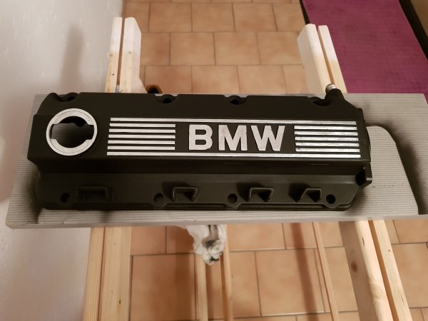 Hitzelack auf Ventildeckel