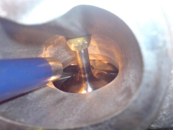 Ventile hochglanzpoliert und Einlasskanäle geglättet und angepasst. Ventile und dessen Sitze neu gefräst.