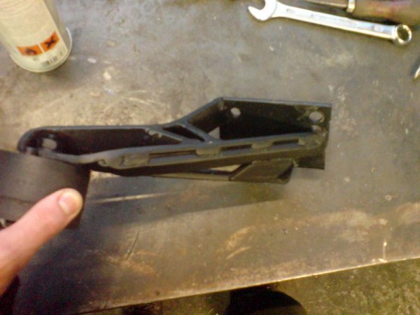 Abgasseitiger Halter, gekauft und nur ein Jahr gehalten, anschließend musste ich ihn maßiv umschweißen bzw verstärken.