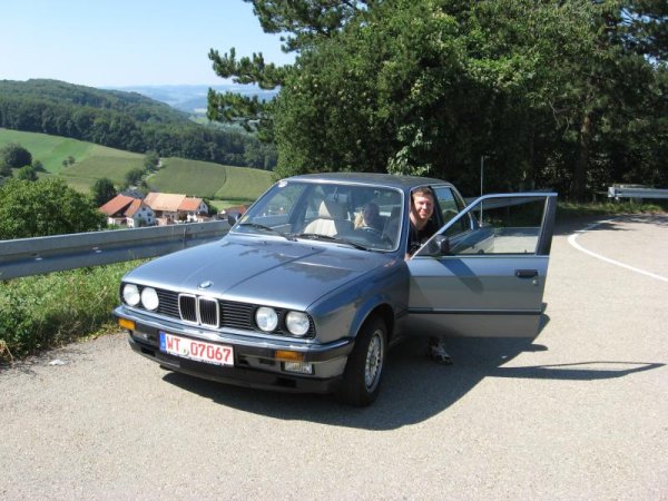 Mein 323iA, Rentnerauto Bj 2/84, 120tkm - allerdings nagt der Rost (Fahrertür, Radlauf, Radkasten hinten) und Opi hat einige Beulen (Heckschaden unter Rückleuchte rechts) und Kratzer hinterlassen.....