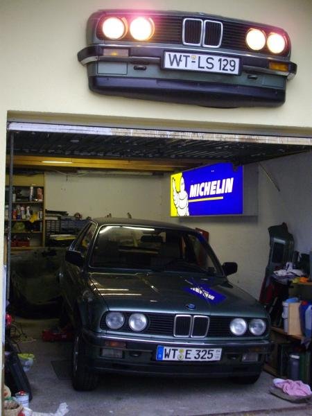 zwei mal Platanengrün:<br><br>Die Hofbeleuchtung war ein unrettbar morscher 325e Bj 11/85 den ich einst nur wegen der Standheizung kaufte. Die "Hofbeleuchtung" entstand in dem ich die H1-Aufsätze von den Reflektoren abgemacht habe und statt 