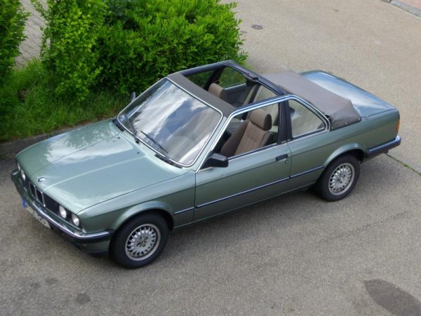 Für meinen Baur suche ich noch eine grüne Innenausstattung mit Hahnentrittmuster bis 85. Die Alte fliegt auseinander wesshalb das Baur auf diesem Foto braune Sportsitze hat. Mittlerweile ist eine beige Innenausstattung mit Sportsitzen und Rautenmuster a