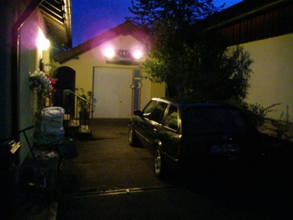 Nochmal die Hofbeleuchtung - hier noch mit Frauchens altem 318iT (91er mit Klima). Haben wir abgeschossen: Meine Frau verträgt die Klima nicht, und ich vertrage M40 nicht.... *fg*