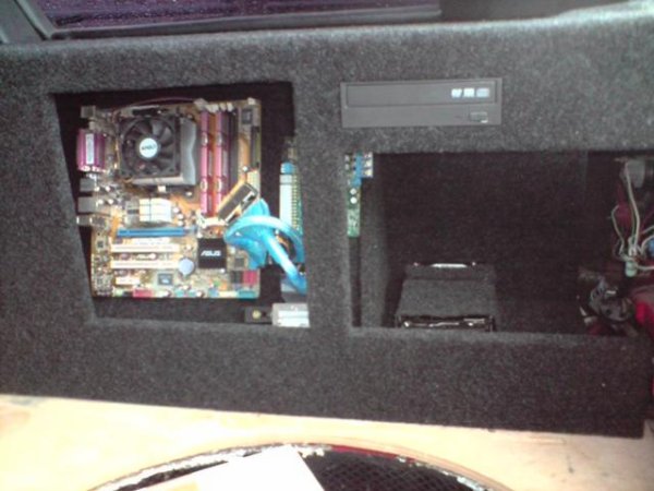 Rechtes Seitenteil..... mATX Mainboard, DVD Brenner, Festplatten, PowerCap