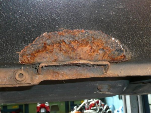 33   11.07.2009   Wagenheberaufnahme rechts