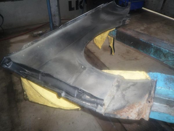 Die Kotflügel selbst haben etwas mehr unter Flugrost gelitten,von außen war aber nicht im entferntesten die Spur der braunen Pest